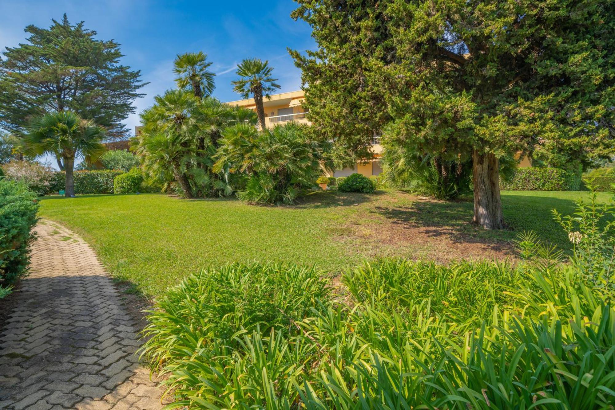 Les 15 Pins & La Mer -Your Green Getaway Near Sea & Beach 昂蒂布 外观 照片